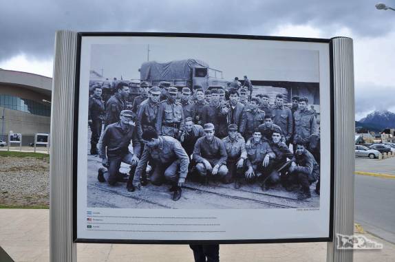 Um dos painéis fotográficos da exposição sobre a Guerra das Malvinas, em praça de Ushuaia, no sul da Terra do Fogo, na Argentina)